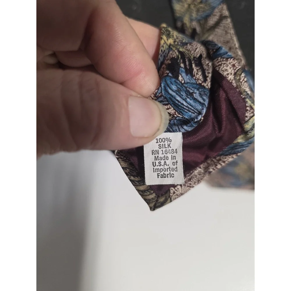 Izod Mens Classic Vintage Floral Silk Lily Necktie Designer Formal Business